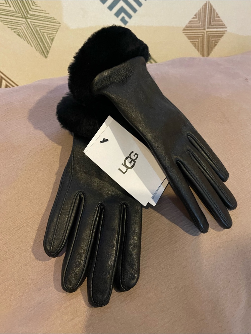 UGG Leather Shorty Tech Tip Glove Black. Size S Women